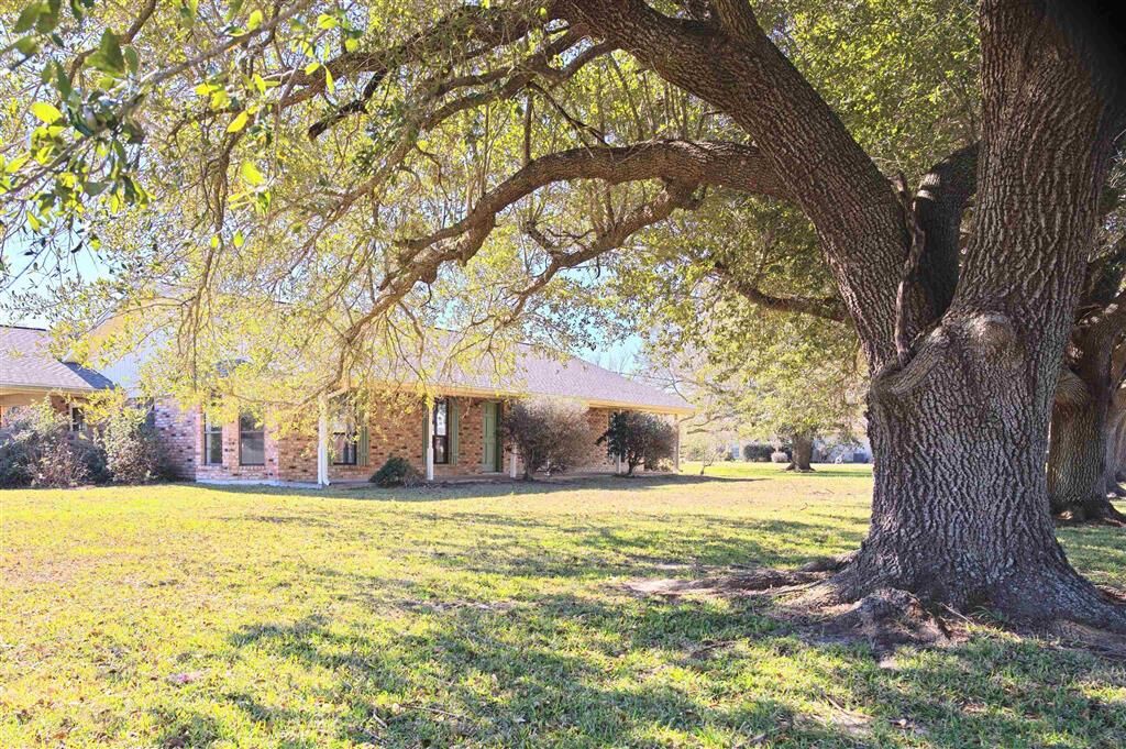 Property Photo:  2911 Mickey Lane  LA 70607 