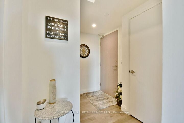 Property Photo: 58 Lakeside Terrace 818 ON L4M 0L5