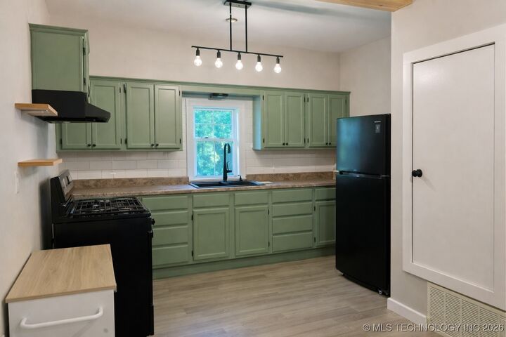 Property Photo:  307 S Lee Avenue  OK 74467 