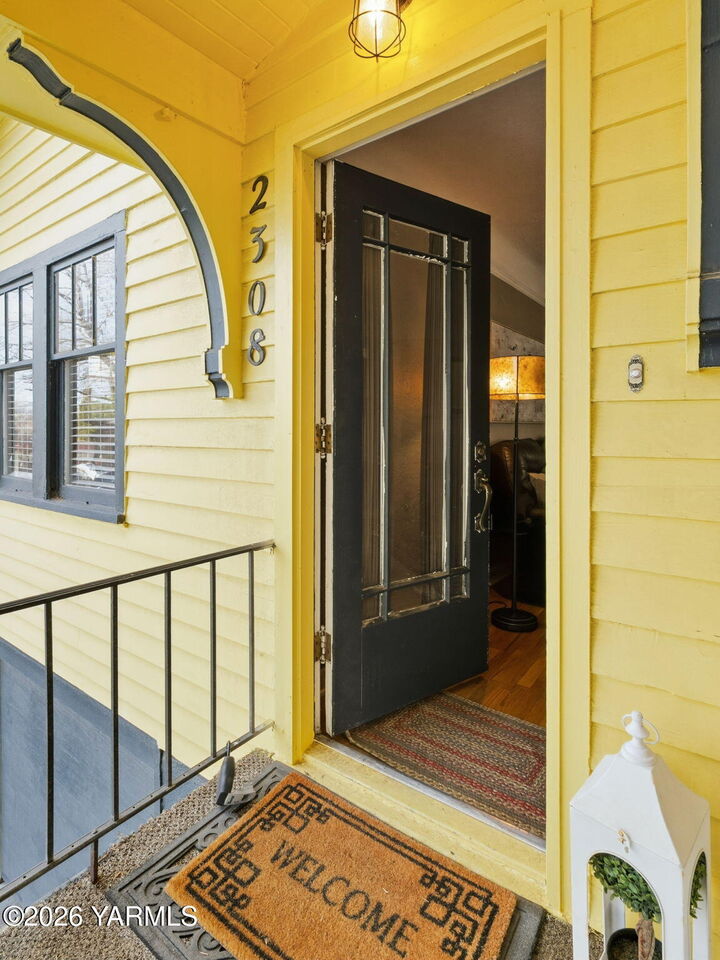 Property Photo:  2308 Eleanor St  WA 98902 