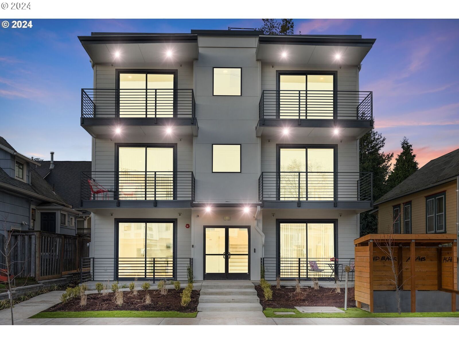 Property Photo:  121 N Going St 202  OR 97217 