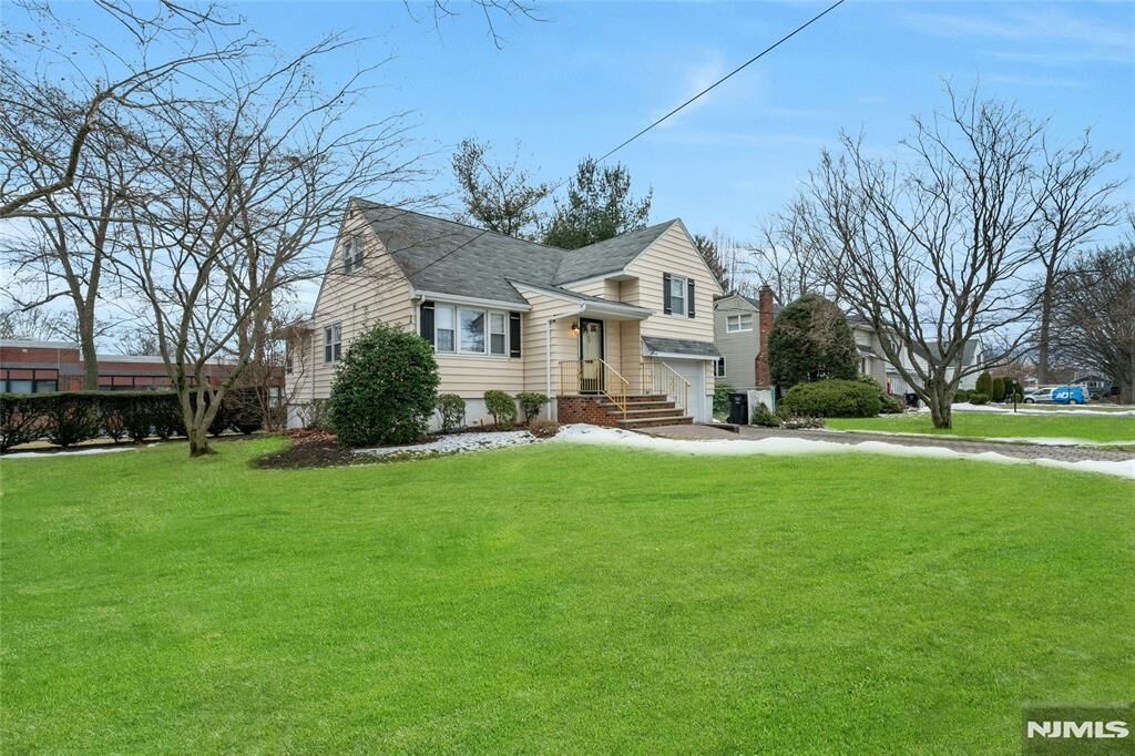 Property Photo:  90 Arnot Place  NJ 07652 