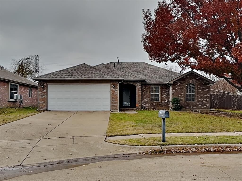 Property Photo:  916 Silver Streak Drive  TX 76131 