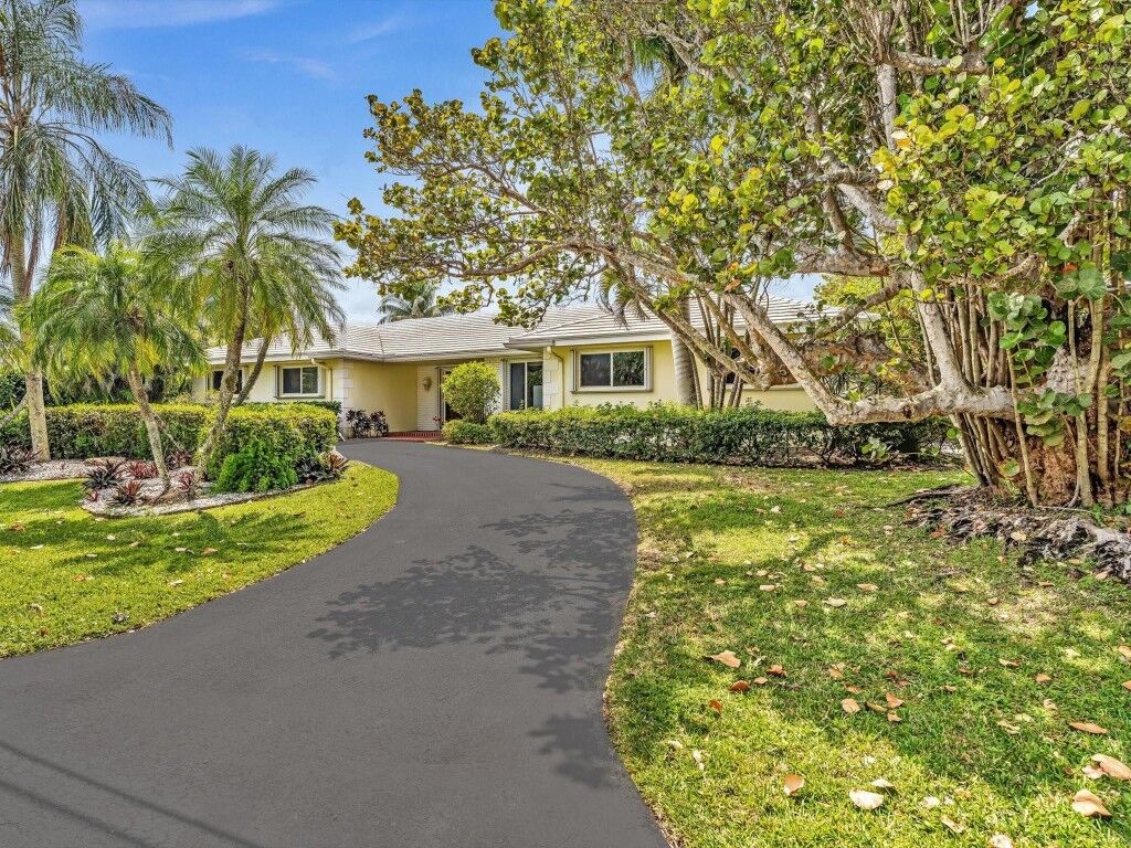 Property Photo: 781 W Tropical Way FL 33317