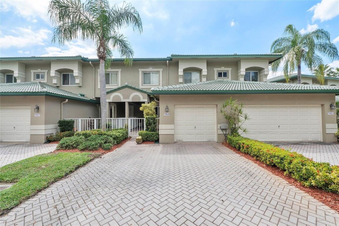 Property Photo:  7919 E Exeter Boulevard 102  FL 33321 