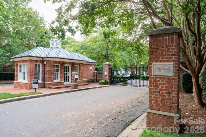 Property Photo:  4231 Fox Brook Lane  NC 28211 