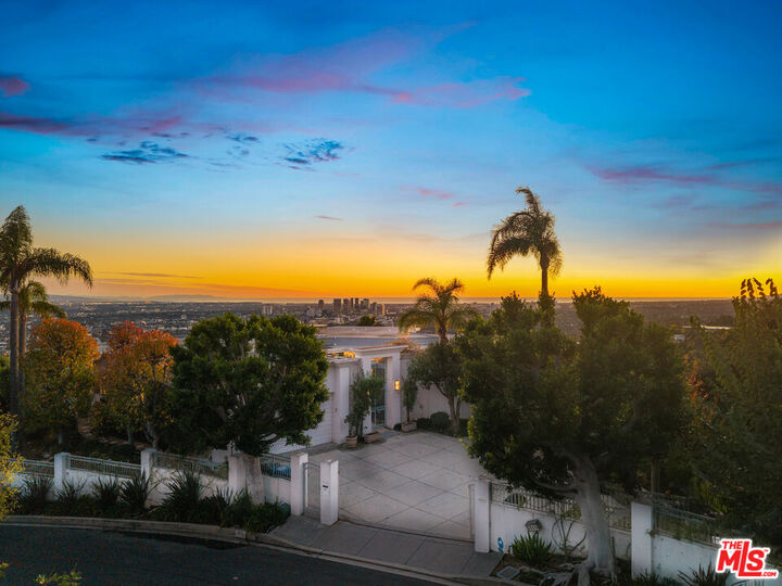 Property Photo:  1515 Blue Jay Way  CA 90069 