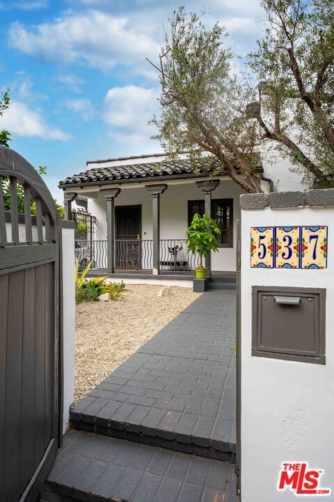 Property Photo:  535 N Poinsettia Pl  CA 90036 