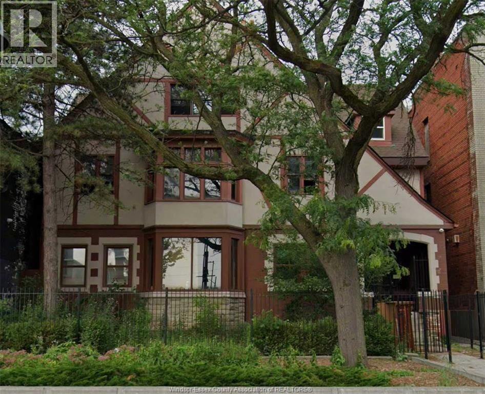 Property Photo:  691 Ouellette Avenue 8  ON N9A 4J4 