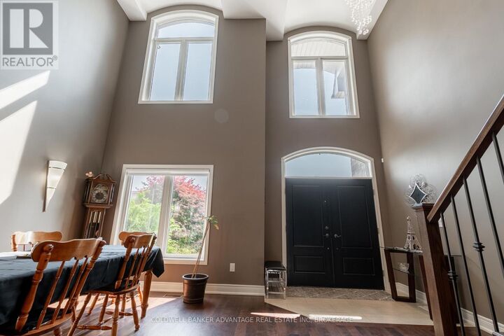 Property Photo:  135 Forest Ridge Court  ON L3C 0C2 