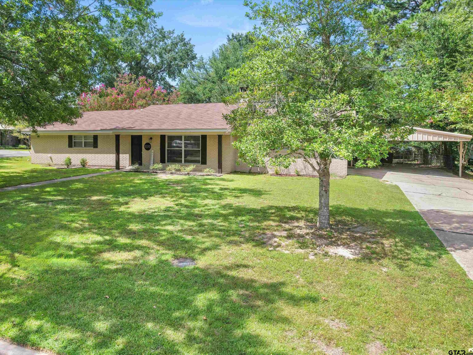 Property Photo: 1111 Dogwood St TX 75644