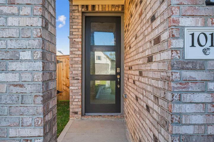 Property Photo:  1011 Shoal Creek Trail  TX 77304 