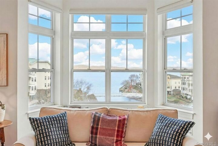 Property Photo:  1414 Round Pointe Drive 1414  NY 10927 