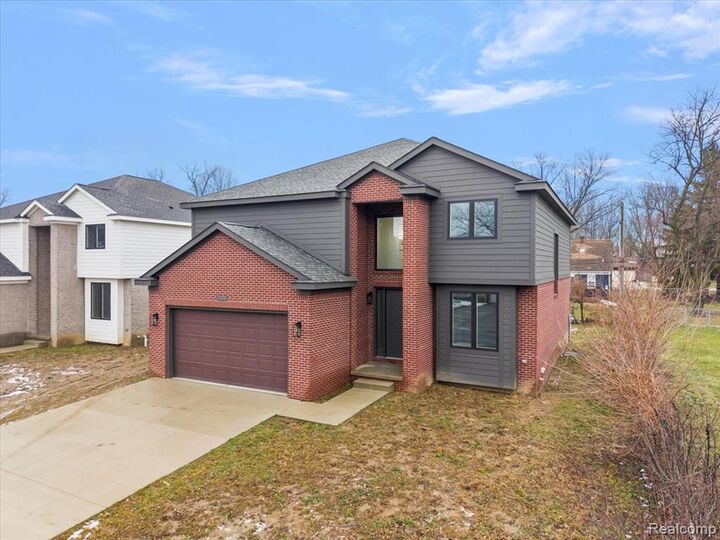 Property Photo:  2921 Walsh Drive  MI 48309 4328 