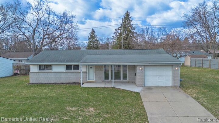 Property Photo:  945 N Commerce Road  MI 48382 2604 