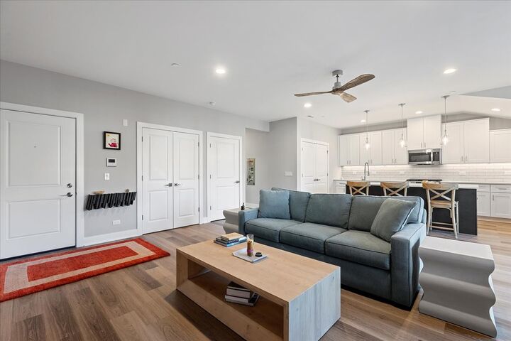 Property Photo:  319 S Glendale Avenue 303  IL 60010 