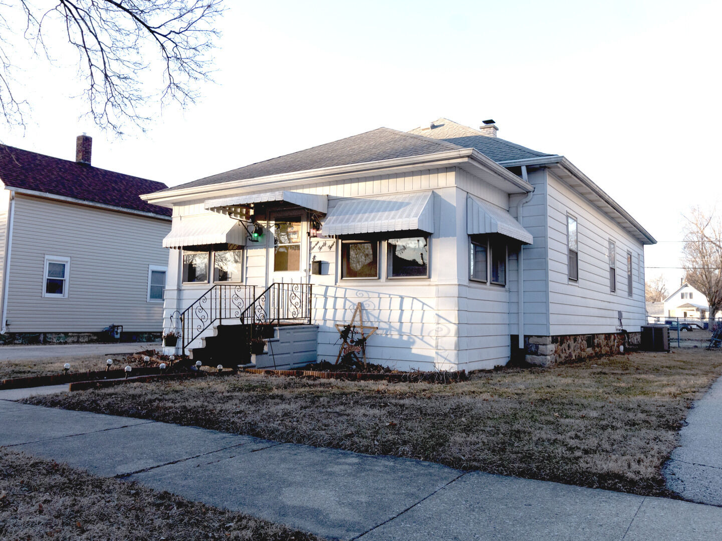 Property Photo:  744 E Benton Street  IL 60450 
