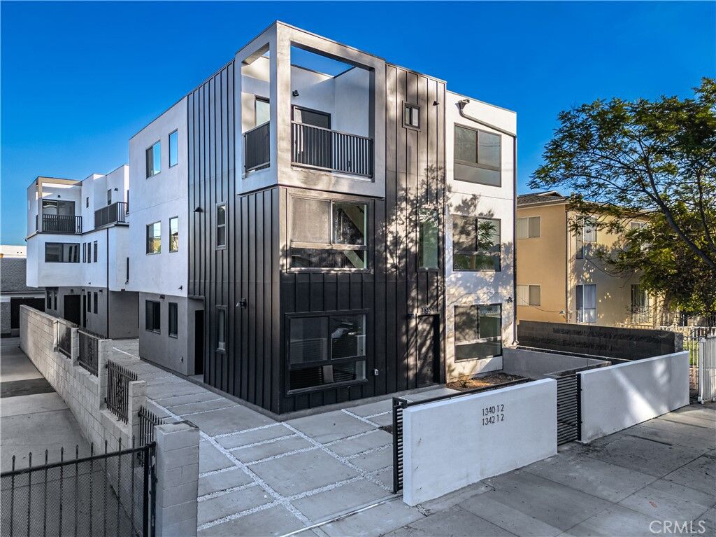 Property Photo: 1340 Kingsley 2 CA 90027