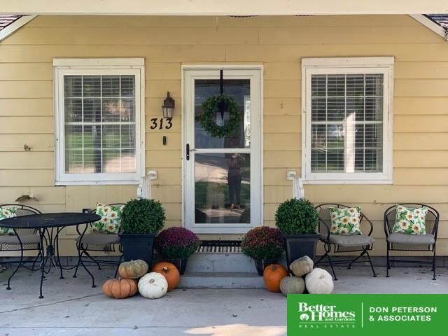 Property Photo:  313 W Elm  NE 68015 