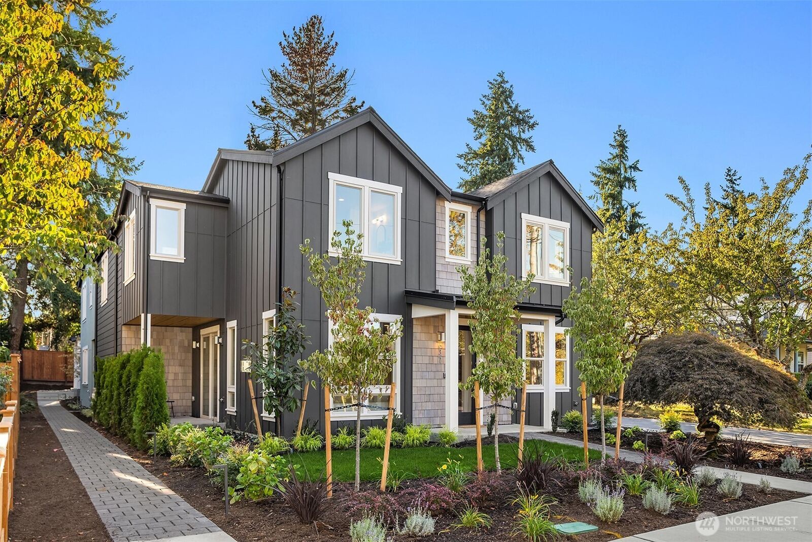 Property Photo:  639  18th Avenue W  WA 98033 