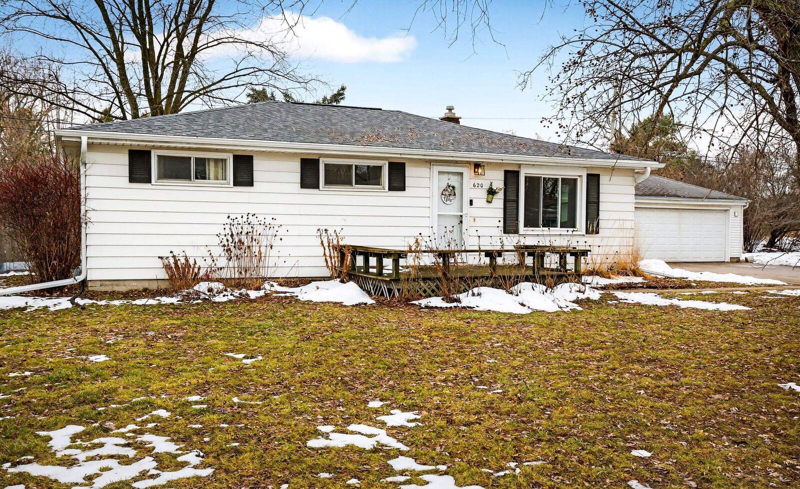 Property Photo:  620 Fieldcrest Drive  WI 54956 