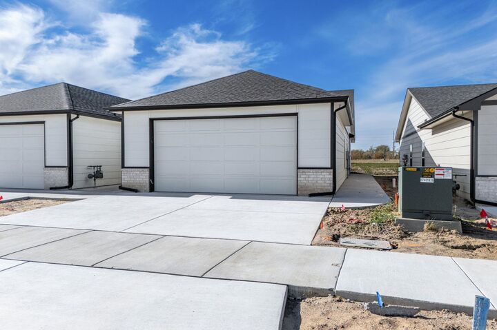 Property Photo:  506 E Harper St  KS 67147-8948 