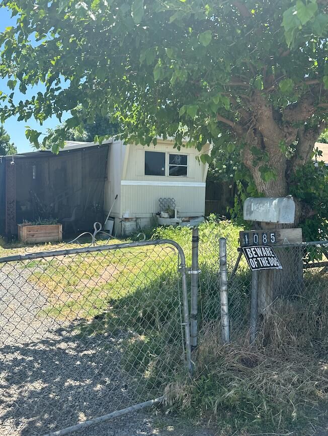 Property Photo: 1087 W Belleview Avenue CA 93257