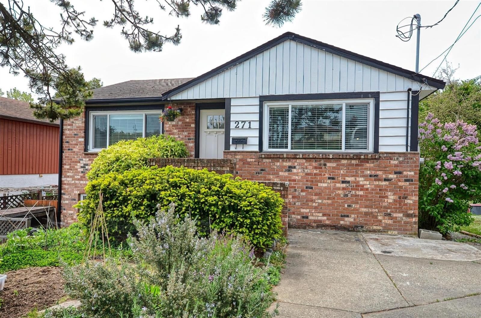 Property Photo:  271 Battleford Ave  BC V8Z 1K7 