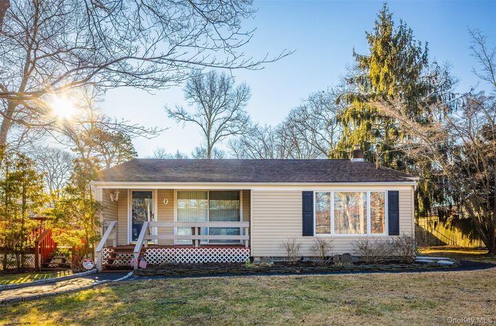 Property Photo:  2 Fenwick Street  NY 11950 