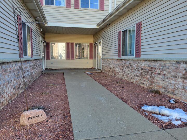 Property Photo:  2111 Pine Ridge Ct E  WI 53024 