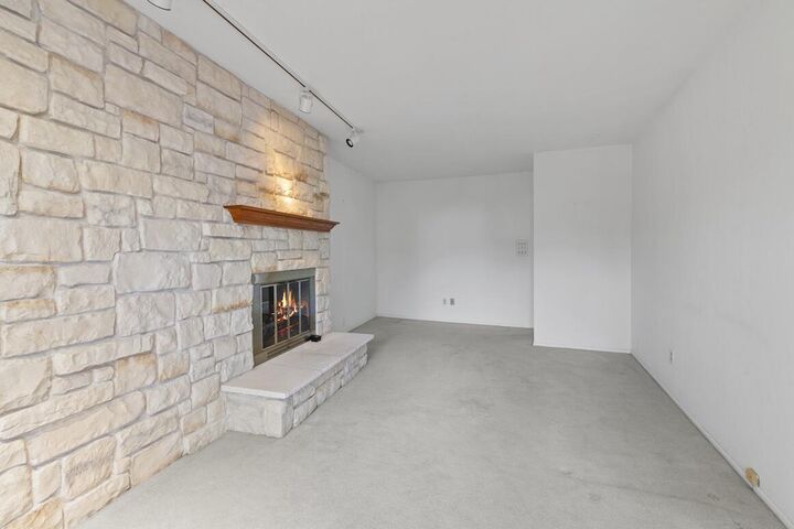 Property Photo:  998 Lake Country Ct  WI 53066 
