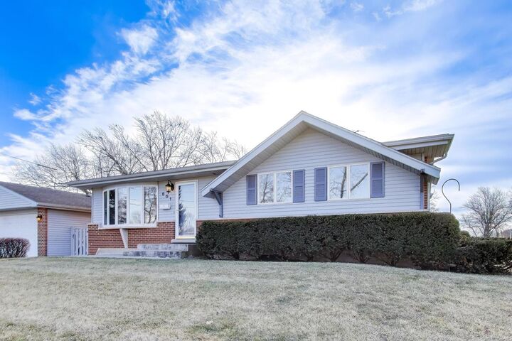 Property Photo:  601 E Hackberry Lane  IL 60056 