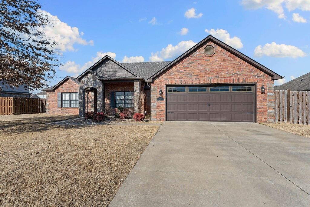 Property Photo:  212 Sussex Avenue  AR 72745 