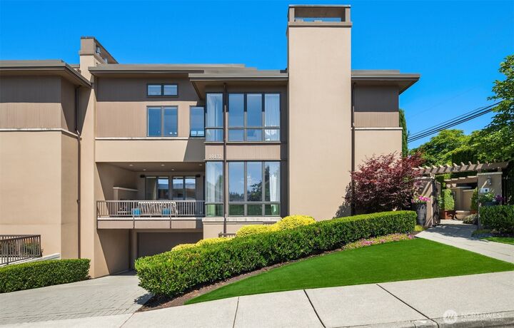 Property Photo:  10132 NE 59th Street C  WA 98033 
