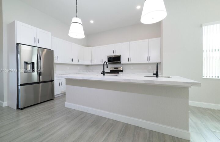 Property Photo: 4024 SW 52nd St FL 33314