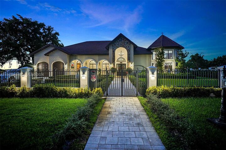 Property Photo:  9815 SW 114th St  FL 33176 