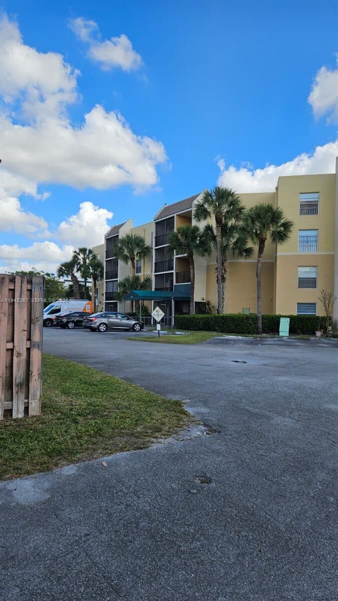 Property Photo:  8005 Lake Dr 201  FL 33166 