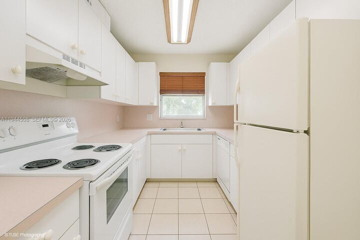 Property Photo:  2645 SW 28th Ct  FL 33133 