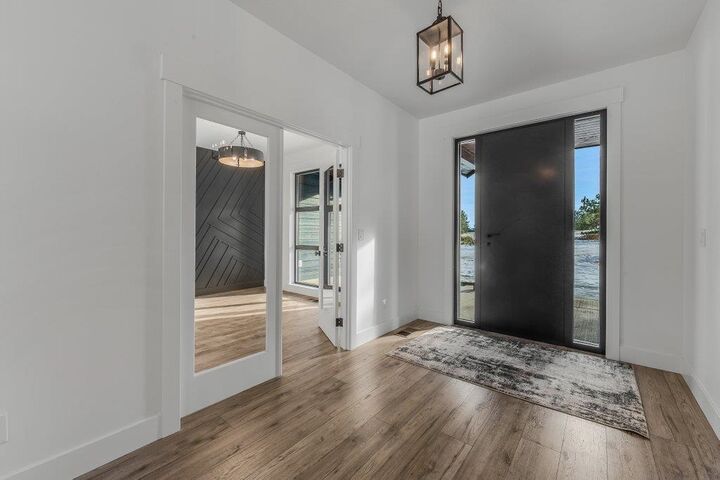 Property Photo:  826 W Slaton Ln  WA 99006 