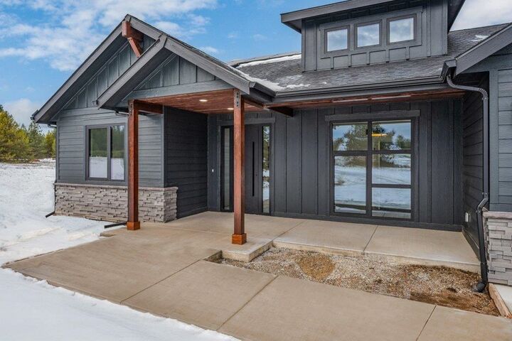 Property Photo:  826 W Slaton Ln  WA 99006 