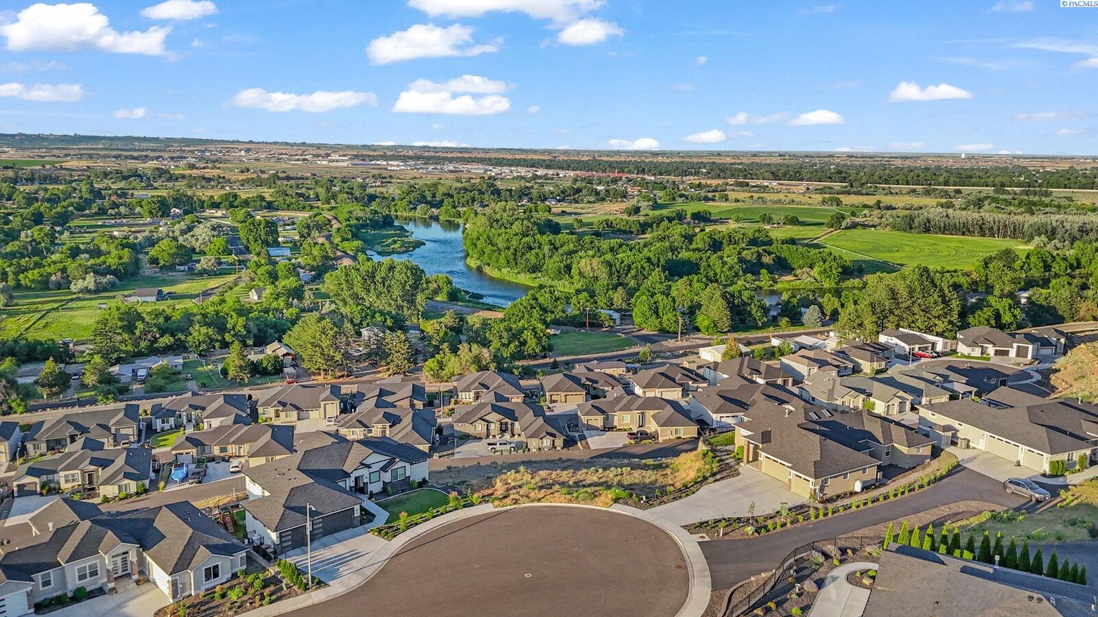 Property Photo:  3560 Orchard St  WA 99353 