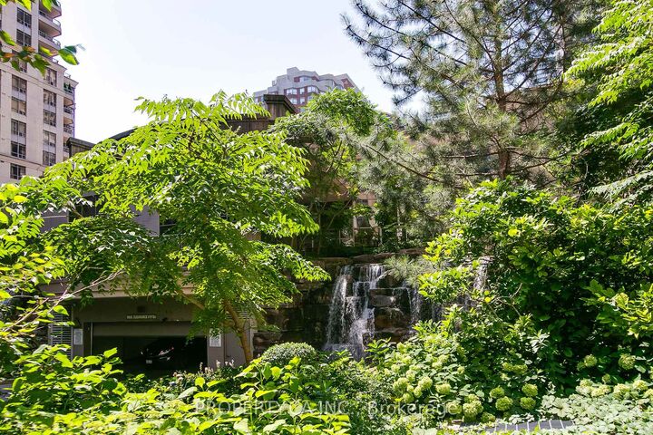 Property Photo: 3880 Duke Of York Boulevard 2804 ON L5B 4M7