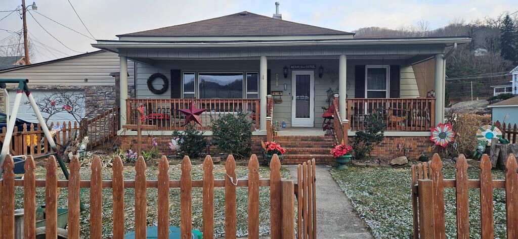 Property Photo:  105 Miller Ave  WV 25951 