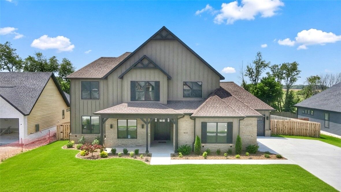 Property Photo:  831 Greenhorn Street  AR 72712 