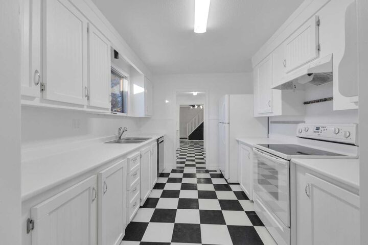 Property Photo:  2014 24 Avenue  AB T0M 0V0 