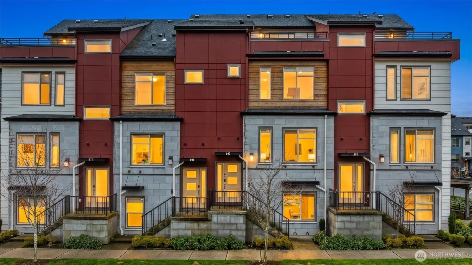 Property Photo:  983  8th Avenue NE  WA 98029 