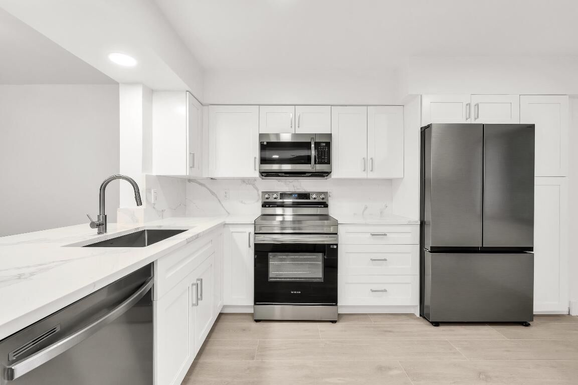 Property Photo:  7290 Kinghurst Drive 102  FL 33446 