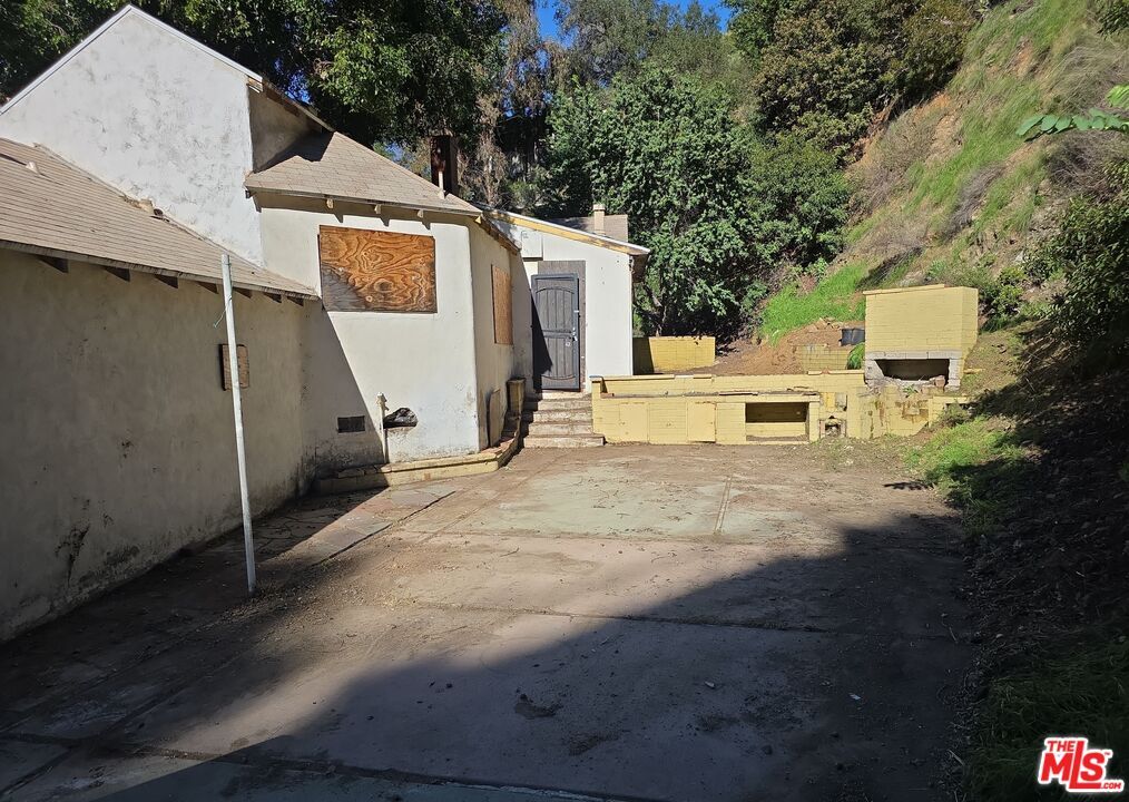 Property Photo: 2200 Nichols Canyon Rd CA 90046