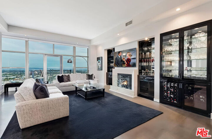 Property Photo:  10776 Wilshire Blvd  CA 90024 