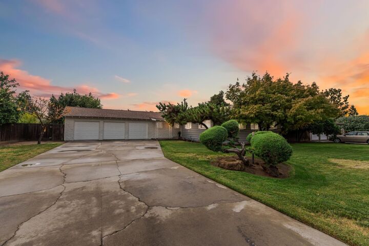 Property Photo:  1665 W Barstow Avenue  CA 93711 